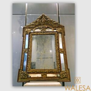 Miroir à fronton en laiton repoussé début XVIIIe