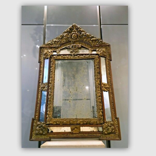 Miroir à fronton en laiton repoussé début XVIIIe