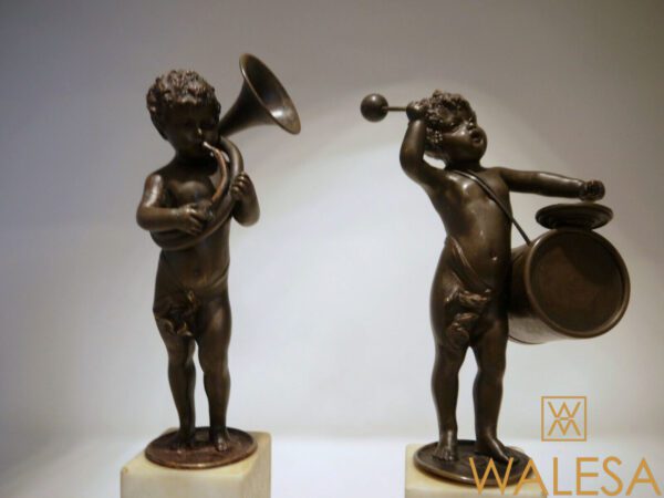 Paire de puttis/enfants musiciens en bronze d'après Clodion – Image 3