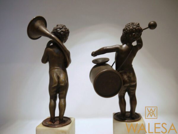 Paire de puttis/enfants musiciens en bronze d'après Clodion – Image 4