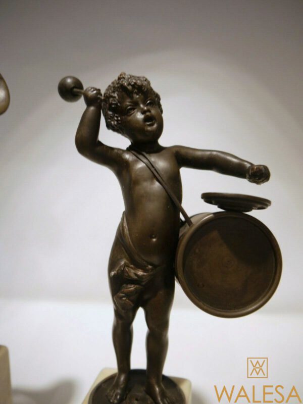 Paire de puttis/enfants musiciens en bronze d'après Clodion – Image 5