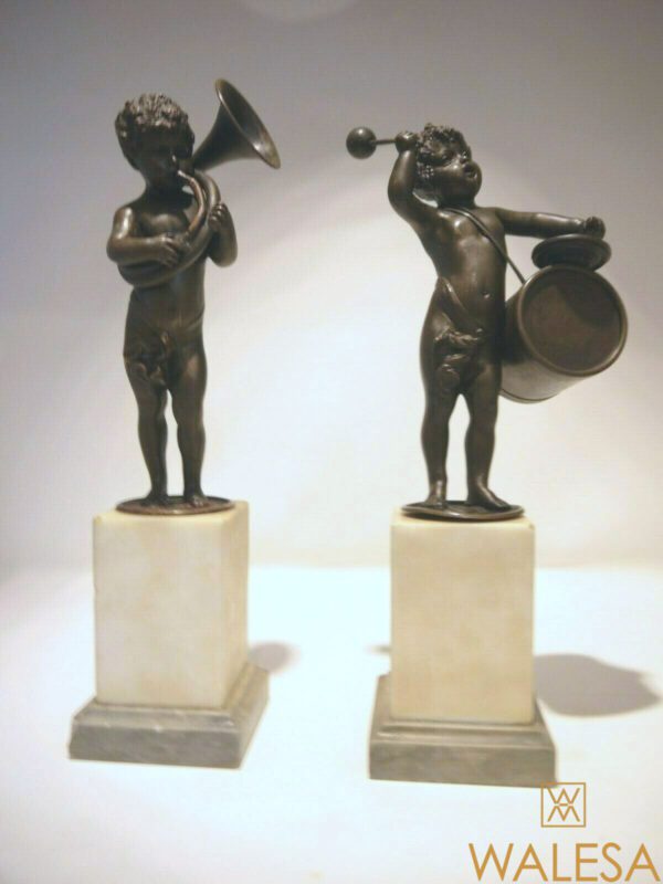 Paire de puttis/enfants musiciens en bronze d'après Clodion – Image 2