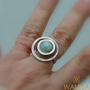 Bague moderniste argent pierre verte