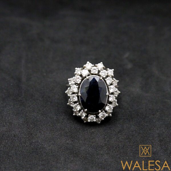 Bague Pompadour en or blanc, saphir et diamants – Image 3