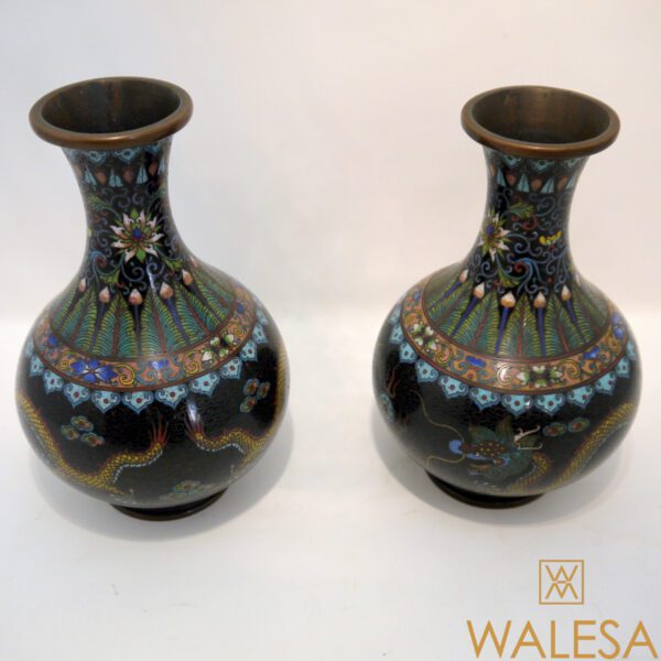 Paire de vases en bronze et émaux cloisonnés