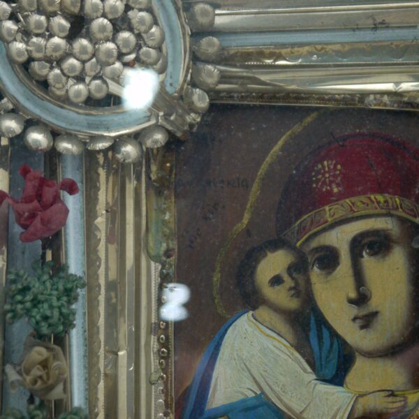 Icône orthodoxe russe dans un coffret vitré – Image 3