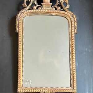 Miroir à fronton de style Louis XVI bois sculpté doré XIXe