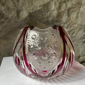 VAL SAINT LAMBERT Vase création Joseph SIMON cristal clair doublé violet taillé