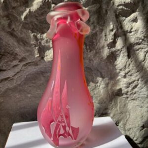 Louis Leloup vase cristal rose satiné à inclusions