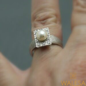 Bague or blanc perle et diamants