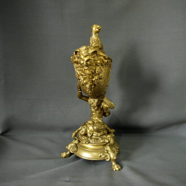Nautile en bronze ciselé et doré porté par un Faune – Image 4