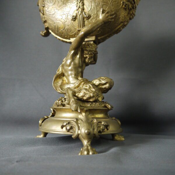 Nautile en bronze ciselé et doré porté par un Faune – Image 3