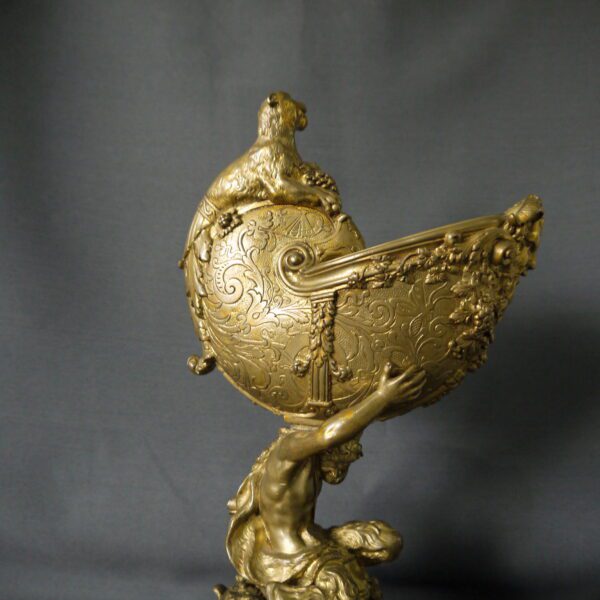 Nautile en bronze ciselé et doré porté par un Faune – Image 6