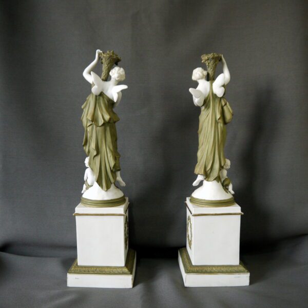 Paire de biscuits de Porcelaine Psyché et amour – Image 3