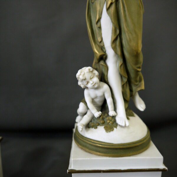 Paire de biscuits de Porcelaine Psyché et amour – Image 5