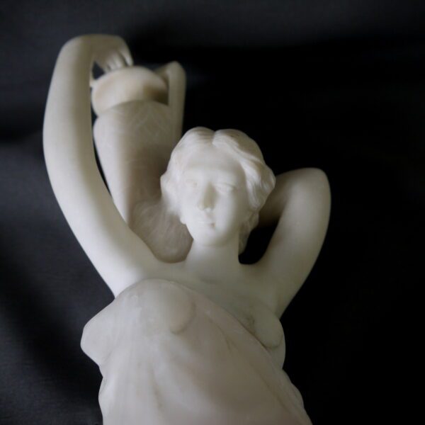 Sculpture marbre et albâtre jeune femme à la cruche – Image 3