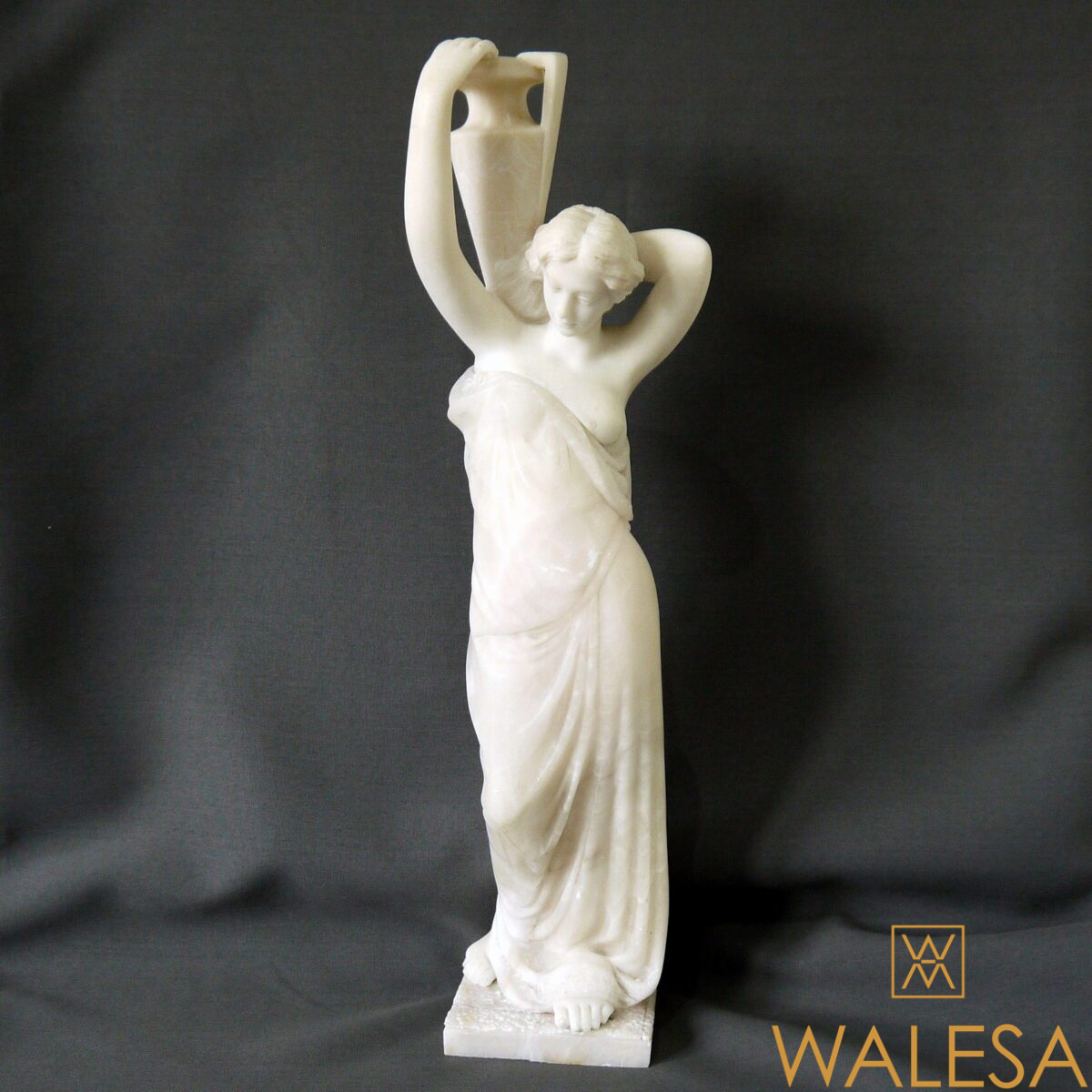 Sculpture marbre et albâtre jeune femme à la cruche