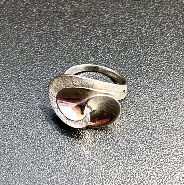 Bague en or blanc d'inspiration moderniste – Image 4
