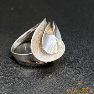 Bague en or blanc d'inspiration moderniste