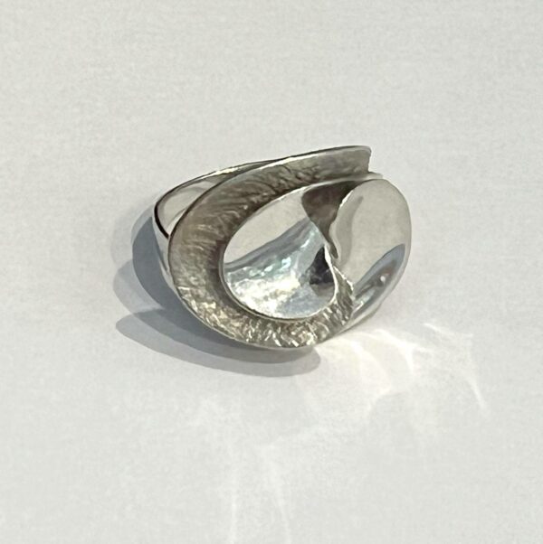 Bague en or blanc d'inspiration moderniste – Image 3