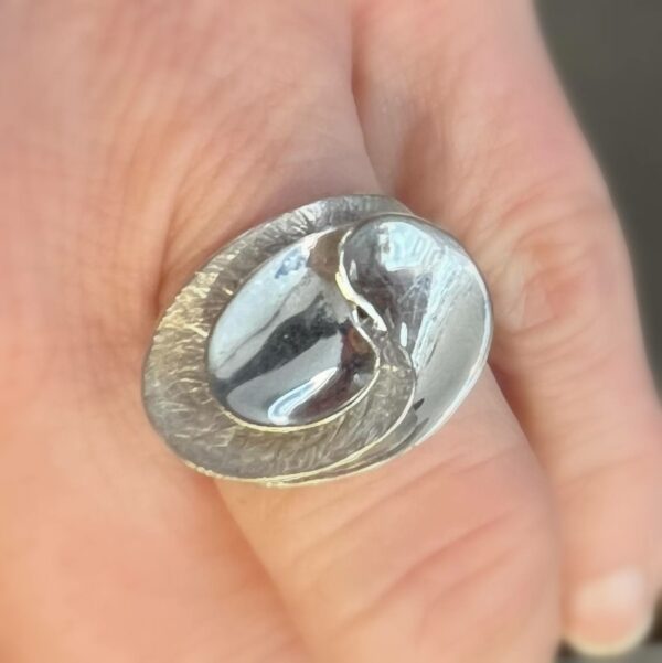 Bague en or blanc d'inspiration moderniste – Image 2