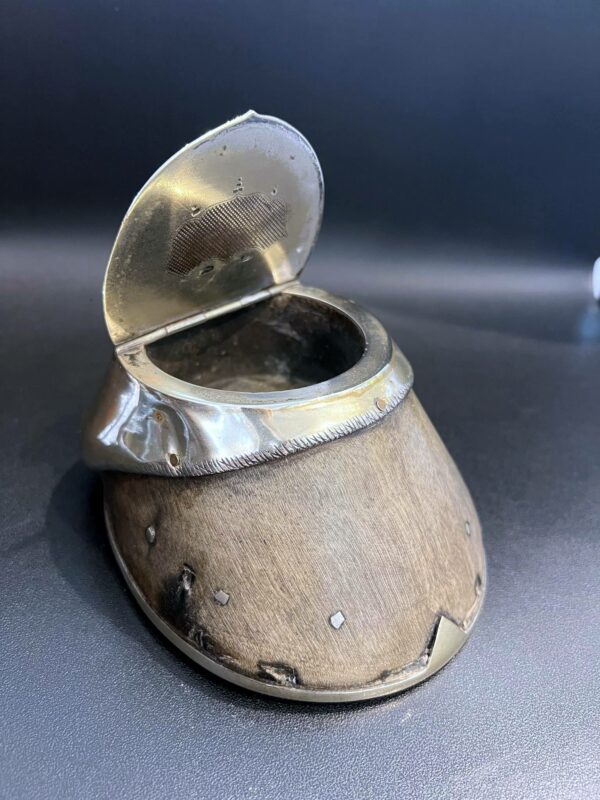 Boîte couverte (cendrier) dans un sabot de cheval – Image 3