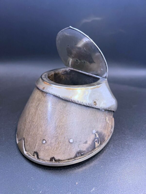 Boîte couverte (cendrier) dans un sabot de cheval – Image 4