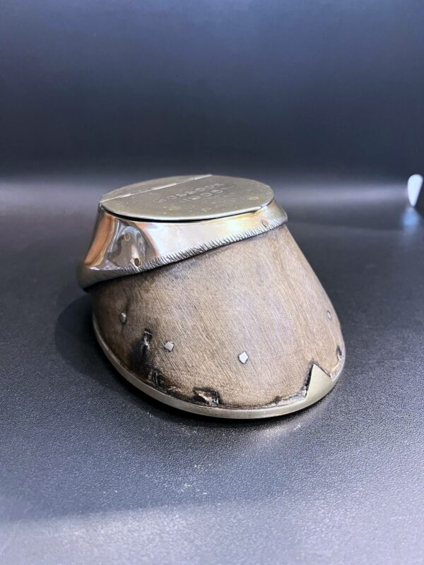 Boîte couverte (cendrier) dans un sabot de cheval