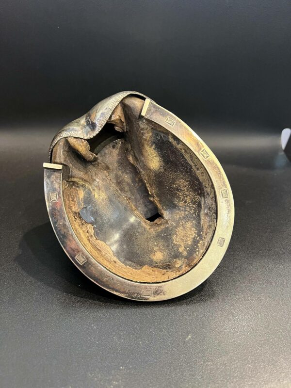Boîte couverte (cendrier) dans un sabot de cheval – Image 8