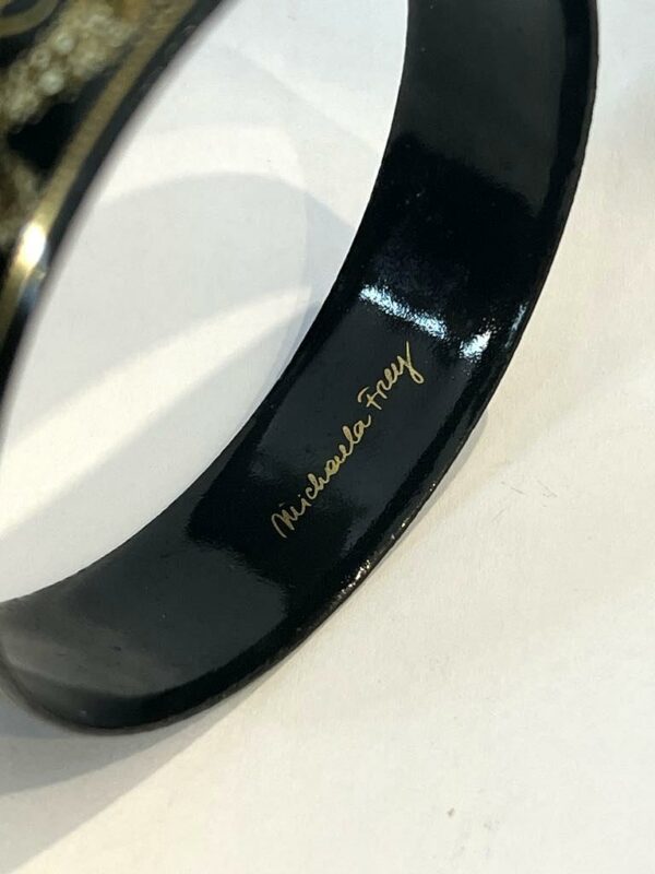 Bracelet jonc signé Michaela Frey en émail noir – Image 3