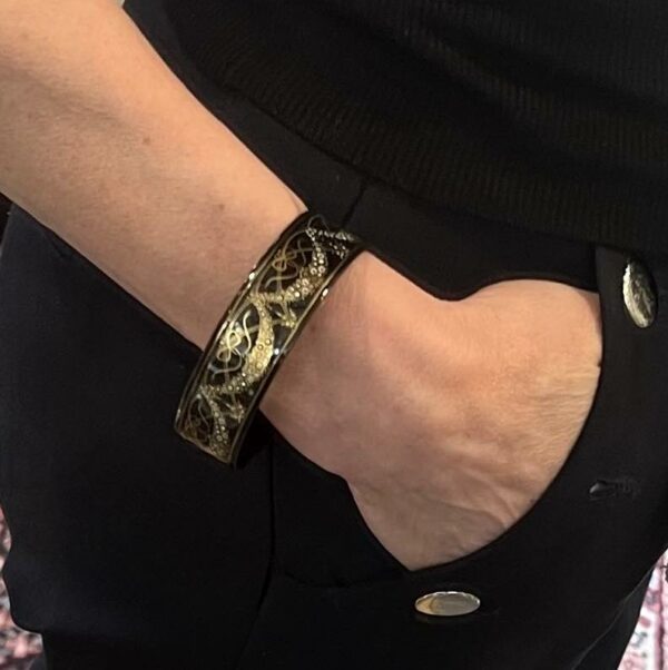Bracelet jonc signé Michaela Frey en émail noir – Image 4