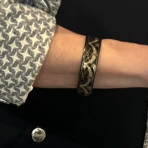 Bracelet jonc signé Michaela Frey en émail noir – Image 5