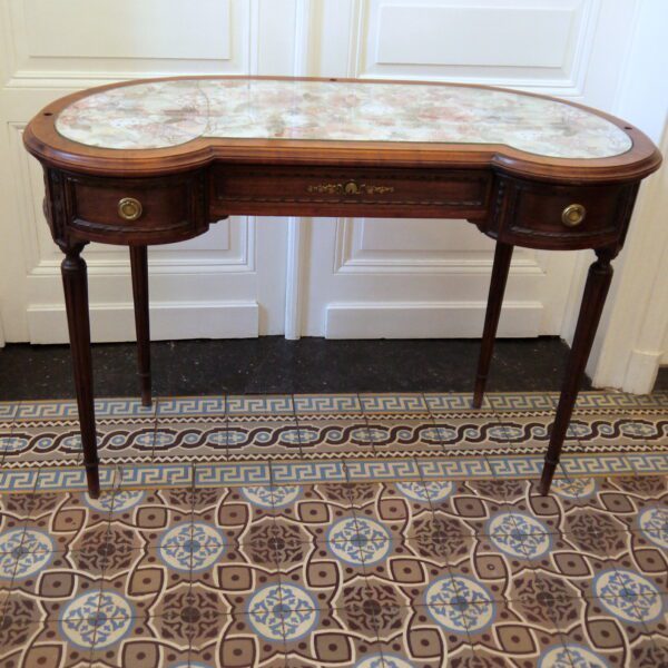 Coiffeuse de forme rognon de style louis XVI