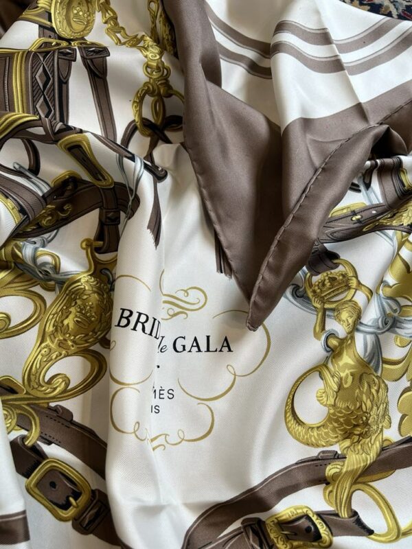 Hermès Paris carré en soie "Brides de Gala" – Image 3