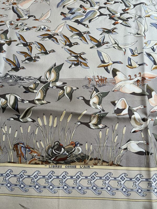 Hermès Paris carré en soie  “Libres comme l'air" – Image 3