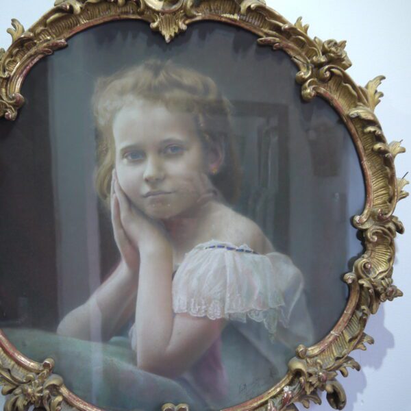 Portrait d'enfant dans un cadre rocaille en bois doré – Image 2