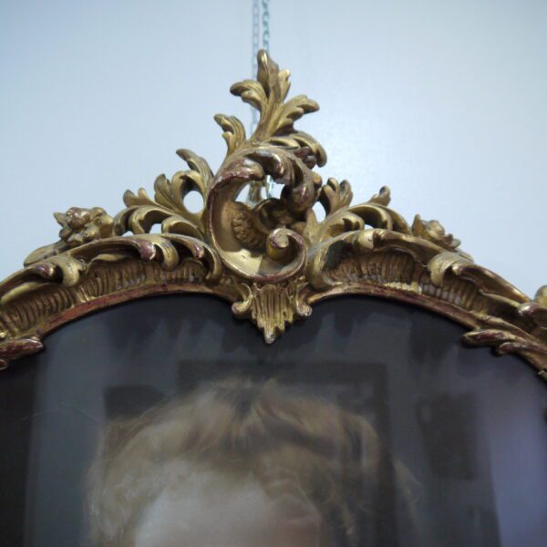 Portrait d'enfant dans un cadre rocaille en bois doré – Image 4
