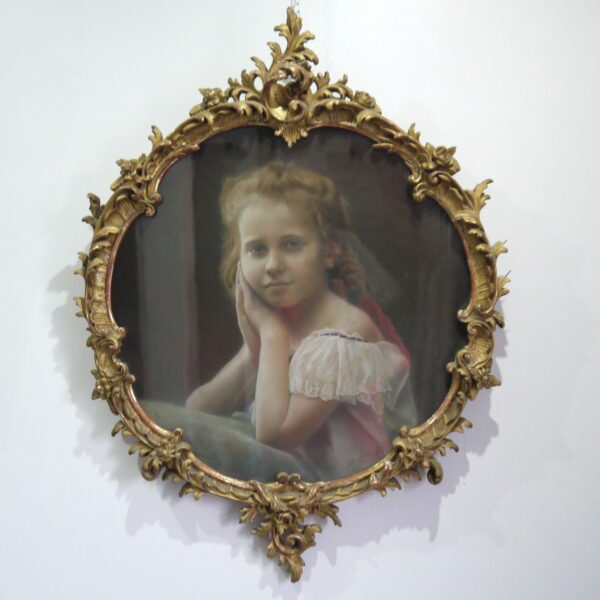 Portrait d'enfant dans un cadre rocaille en bois doré