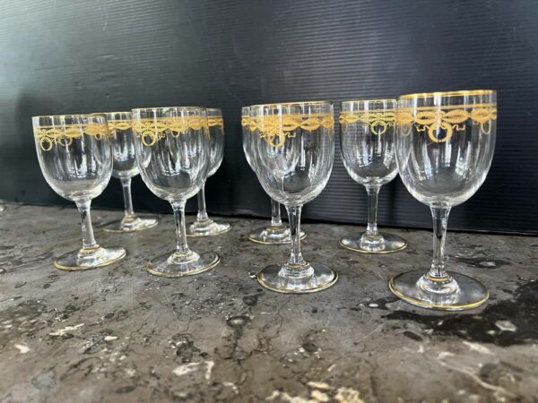 8 verres à vin en cristal de Baccarat modèle “Byzantine doré “ – Image 5