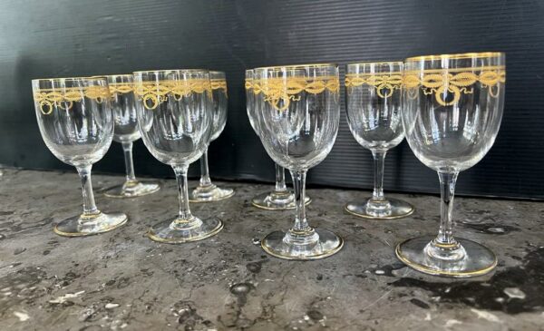 8 verres à vin en cristal de Baccarat modèle “Byzantine doré “ – Image 2