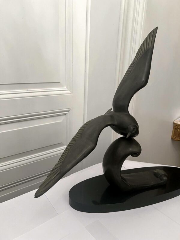 Art Deco- sculpture signée M.LEDUCQ- “Mouette volant sur les vagues”-