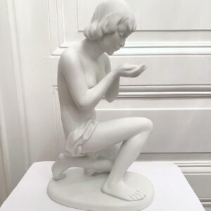 Kurt STEINER biscuit de porcelaine « Jeune femme agenouillée »