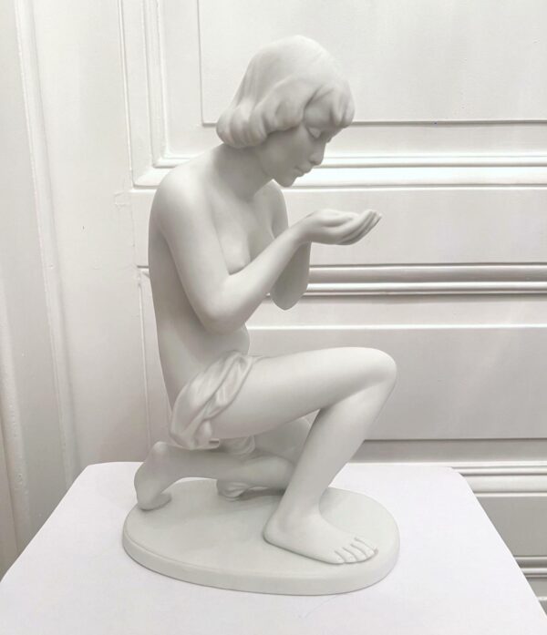 Kurt STEINER biscuit de porcelaine « Jeune femme agenouillée »