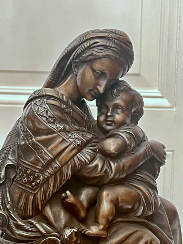 Bronze Madone à la chaise à l’Enfant ( d’après Raphaël) – Image 2