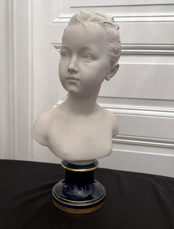 Buste de Louise Brongnard biscuit de porcelaine