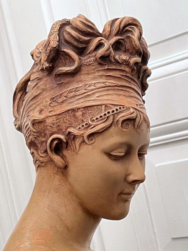 Buste de Madame Récamier en terre cuite patinée – Image 4