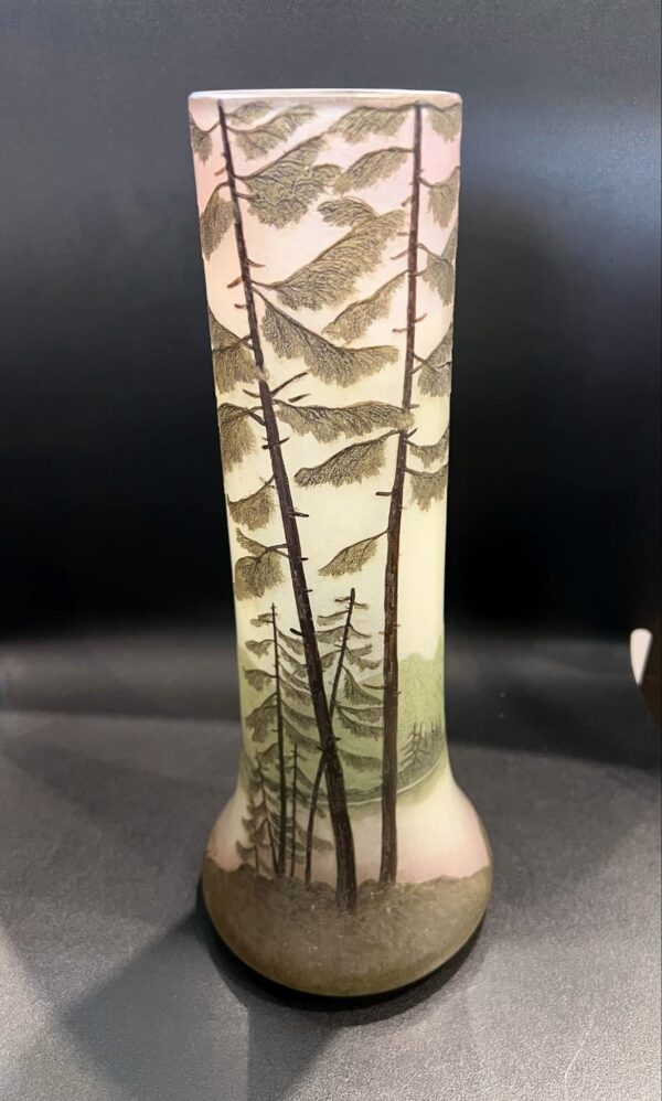 Legras Vase en verre à décor de paysage gravé à l’acide et peint à émail polychrome