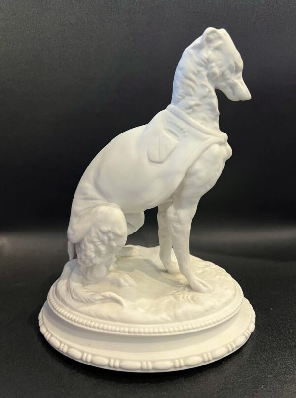 Statuette Lévrier en biscuit de porcelaine – Image 3