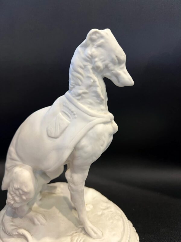 Statuette Lévrier en biscuit de porcelaine – Image 2