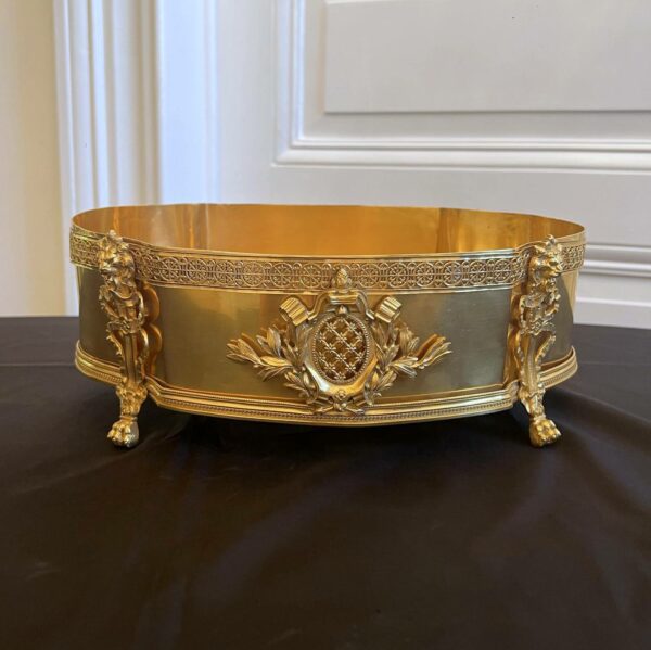 Imposante jardinière de table en bronze, ajouré, finement travaillé et doré.